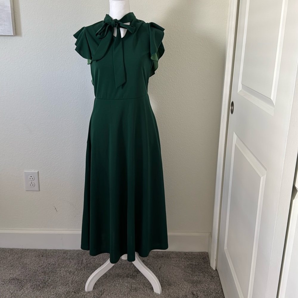 Stylish hunter green flowy dress.  Never worn and fits nice on the waist.